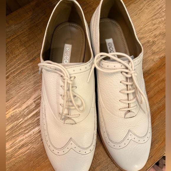 ECCO Classic White Leather Brogues excellent condition look at bottoms! main image 4